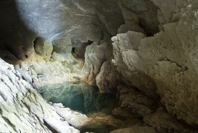 Partie arrière de la salle basse de la Grotte du Bournillon. Photo © André M. Winter