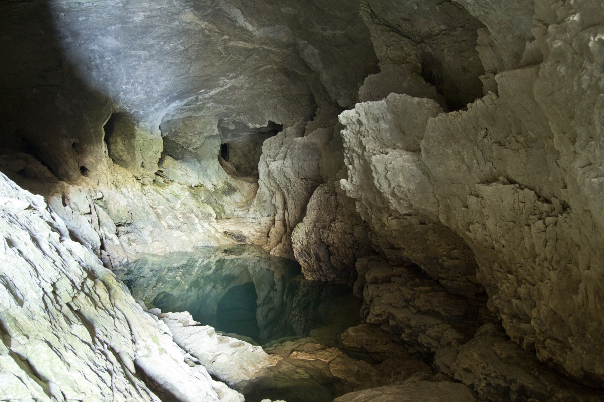 Partie arrière de la salle basse de la Grotte du Bournillon. Photo © André M. Winter