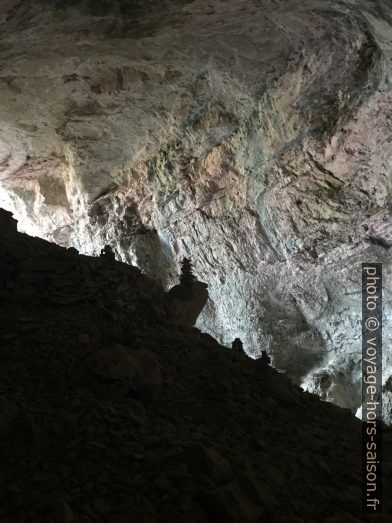 Cairn sur le talus d'éboulis dans la salle basse de la Grotte du Bournillon. Photo © Alex Medwedeff