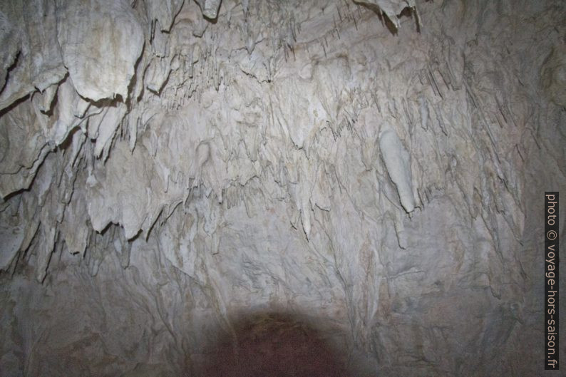 Stalactites de la salle haute de Grotte du Bournillon. Photo © André M. Winter
