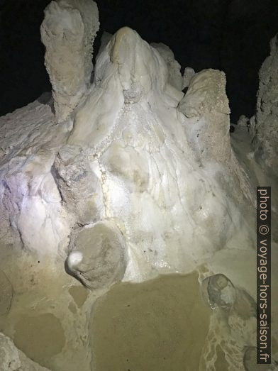 Stalagmites de la salle haute de Grotte du Bournillon. Photo © Alex Medwedeff