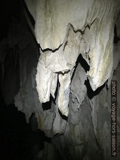 Stalactites de la salle haute de Grotte du Bournillon. Photo © Alex Medwedeff