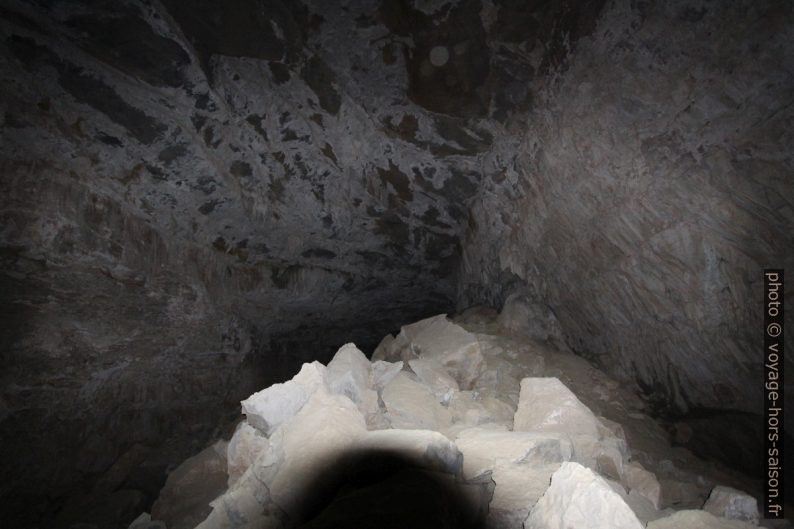 Vue du talus de la salle haute de Grotte du Bournillon. Photo © André M. Winter