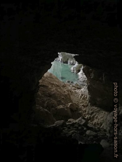 Vue du talus vers la sortie de la Grotte du Bournillon. Photo © Alex Medwedeff