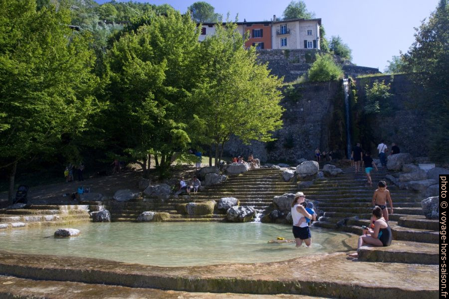 Bassin d'eau en bordure de la Bourne à Pont-en-Royans. Photo © Alex Medwedeff