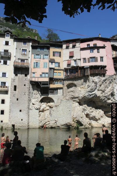 Maisons de Pont-en-Royans sur les falaises au bord de la Bourne. Photo © Alex Medwedeff