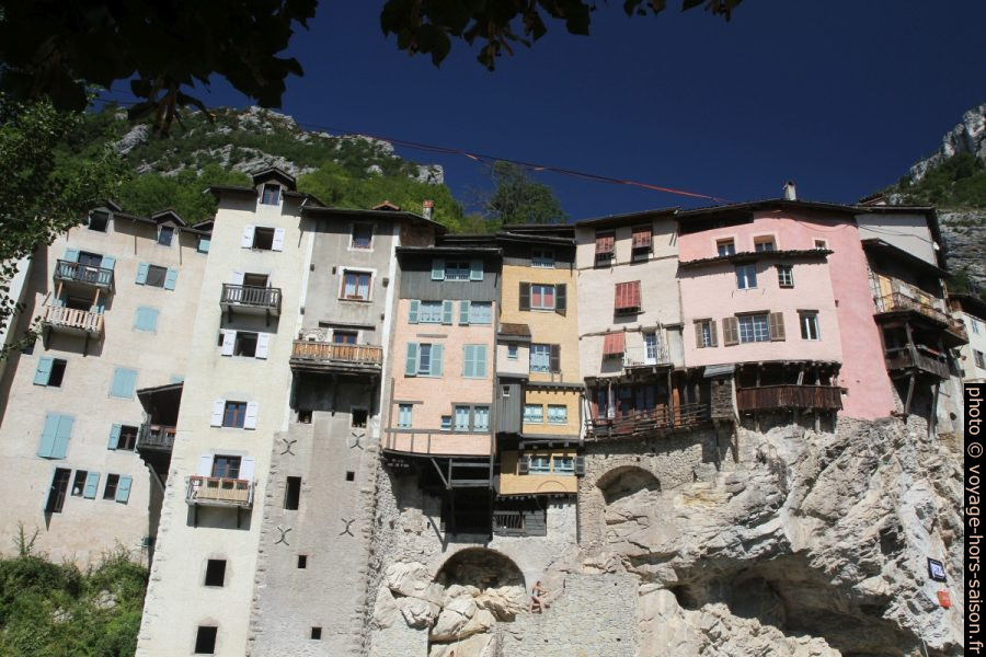 Maisons de Pont-en-Royans sur les falaises au bord de la Bourne. Photo © Alex Medwedeff