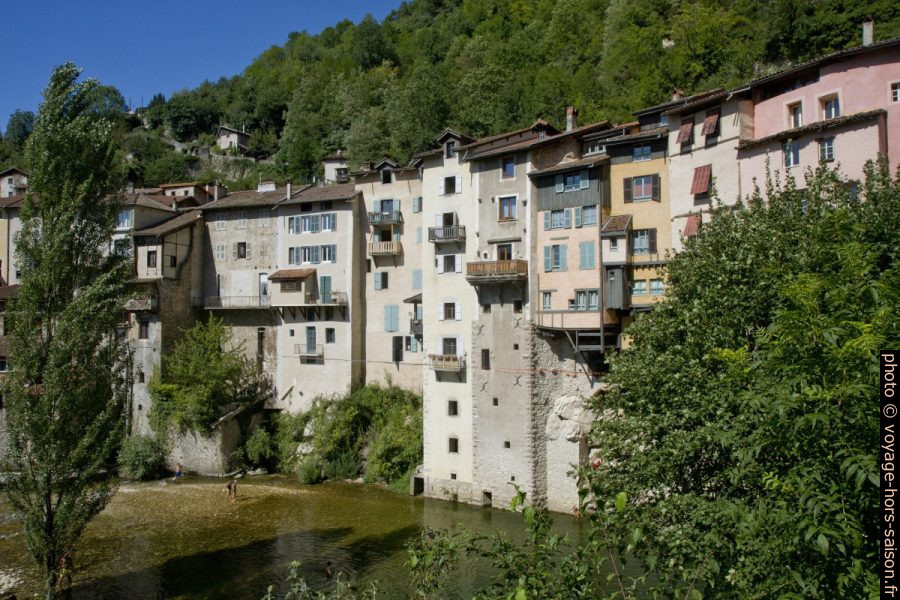 Maisons de Pont-en-Royans sur les falaises au bord de la Bourne. Photo © Alex Medwedeff