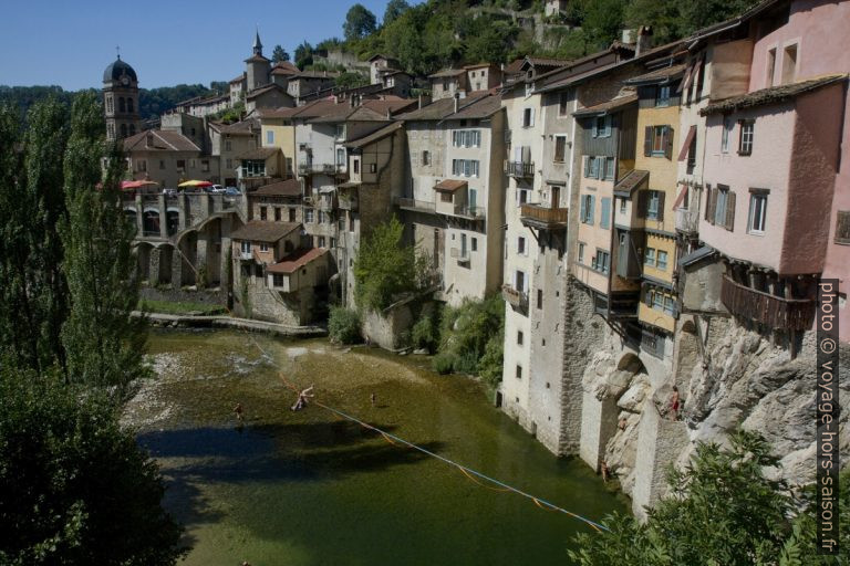 Maisons de Pont-en-Royans sur les falaises au bord de la Bourne. Photo © Alex Medwedeff