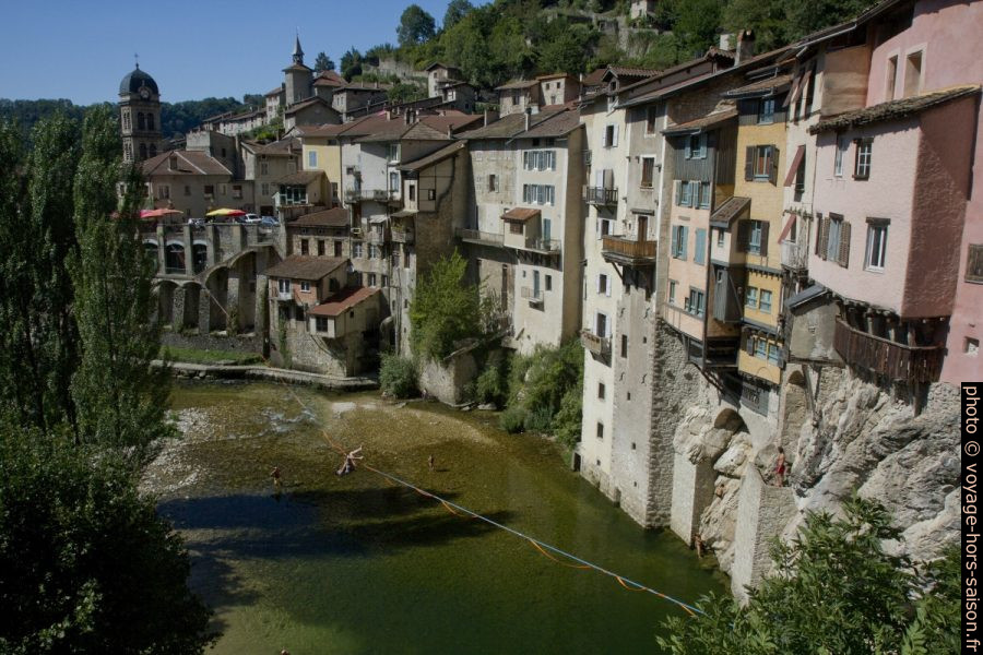 Maisons de Pont-en-Royans sur les falaises au bord de la Bourne. Photo © Alex Medwedeff