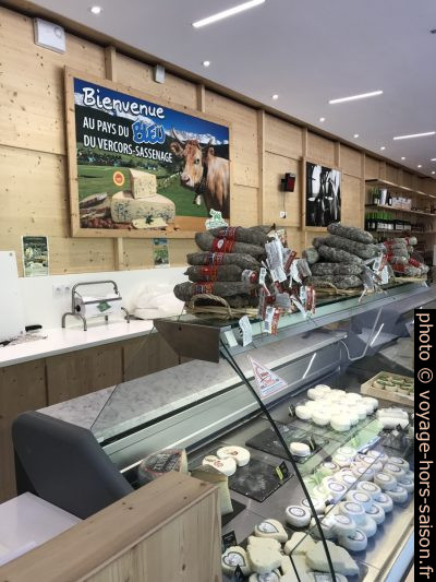 Vitrine dans la coopérative laitière Vercors-Lait. Photo © Alex Medwedeff