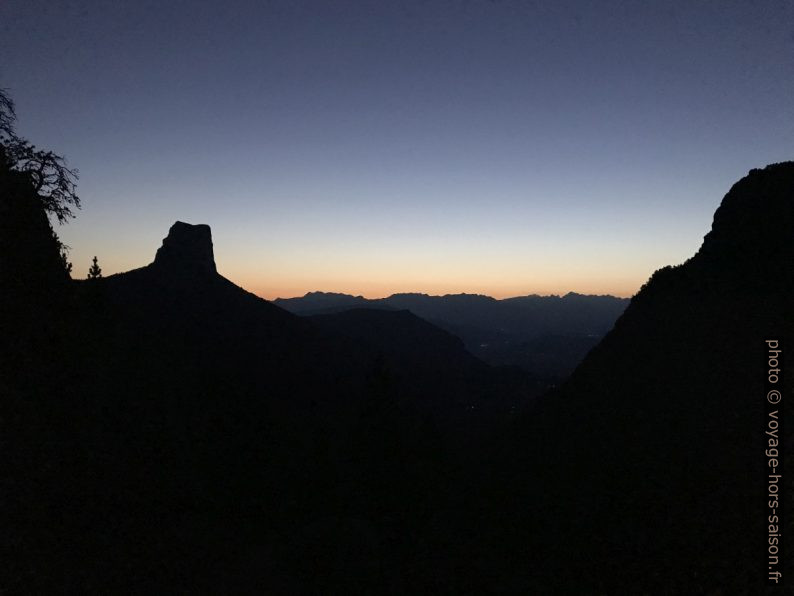 Vue sur le Mont Aiguille avant le lever du soleil. Photo © Alex Medwedeff