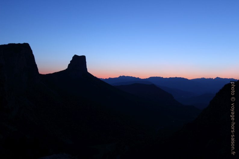 Le Mont Aiguille à l'heure bleue du matin. Photo © Alex Medwedeff