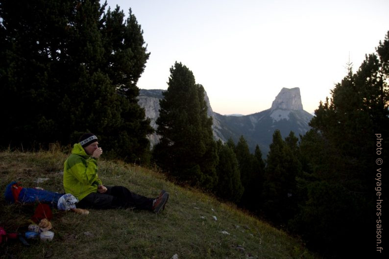 André au petit déjeuner avec vue sur le Mont Aiguille. Photo © Alex Medwedeff