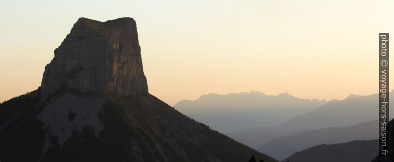 Lever du soleil sur le Mont Aiguille et les Écrins. Photo © André M. Winter