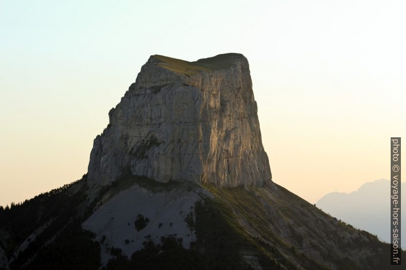 Le Mont Aiguille au lever du soleil. Photo © André M. Winter