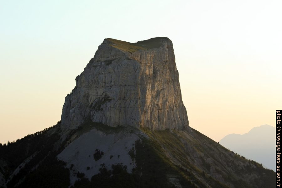 Le Mont Aiguille au lever du soleil. Photo © André M. Winter