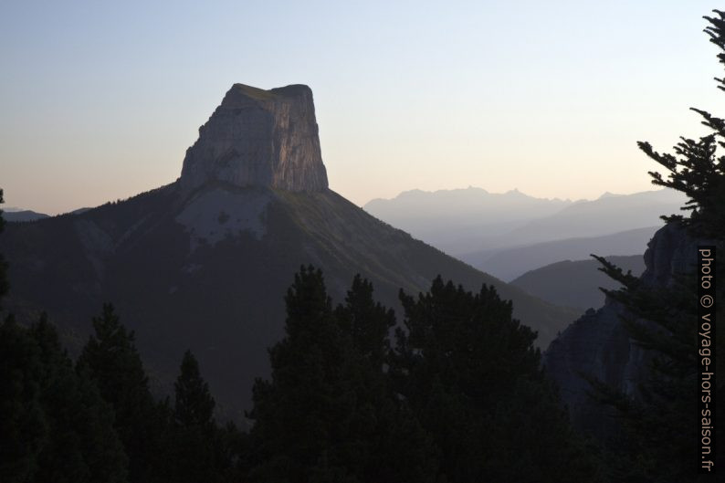 Le Mont Aiguille au lever du soleil. Photo © Alex Medwedeff