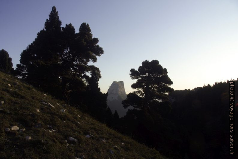 Vue matinale sur le Mont Aiguille. Photo © André M. Winter