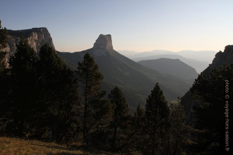 Le soleil matinal sur le Mont Aiguille. Photo © Alex Medwedeff