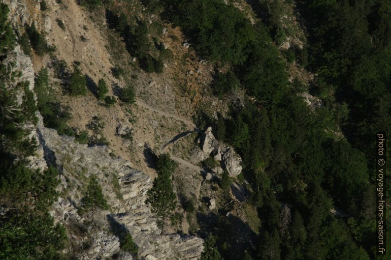 Lacets du chemin sous le Pas de l'Aiguille. Photo © André M. Winter