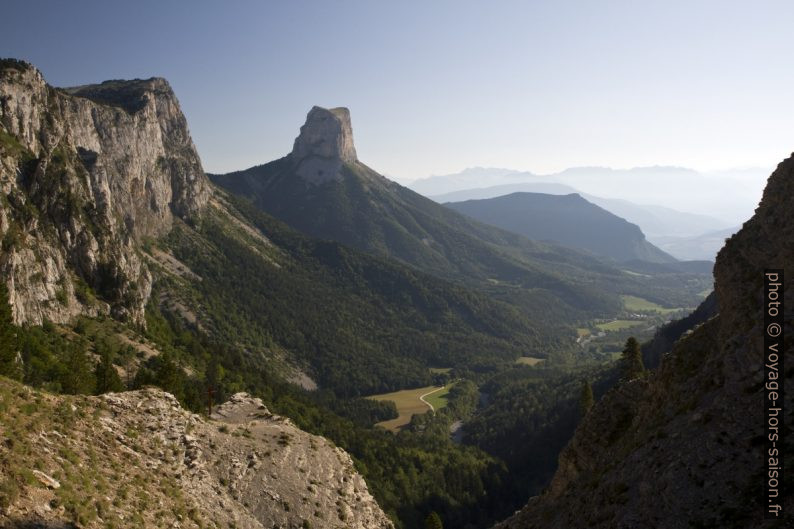 Vue du Pas de l'Aiguille vers le Mont Aiguille. Photo © Alex Medwedeff