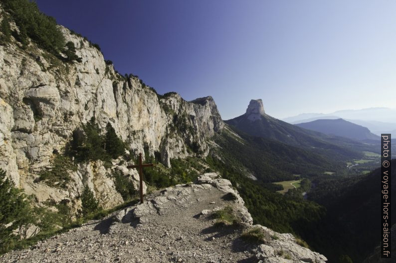 Croix du berger sous le Pas de l'Aiguille. Photo © André M. Winter