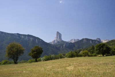 Le Mont Aiguille vu de Maison Dumas. Photo © Alex Medwedeff