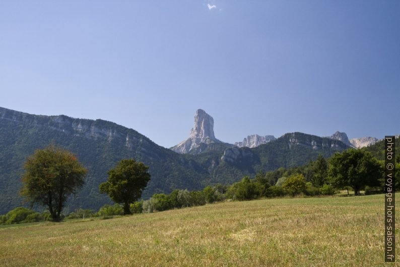 Le Mont Aiguille vu de Maison Dumas. Photo © Alex Medwedeff