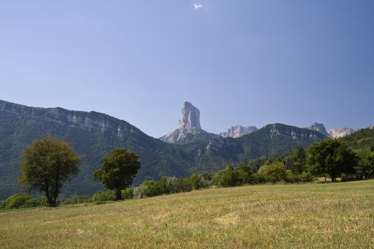 Le Mont Aiguille vu de Maison Dumas. Photo © Alex Medwedeff