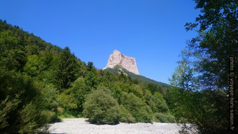 Le Mont Aiguille vu du gué près du Ruisseau des Fraches. Photo © André M. Winter
