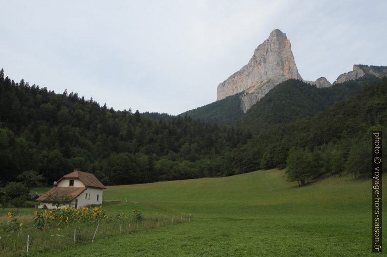 Le Mont Aiguille vu de Trézanne. Photo © Alex Medwedeff