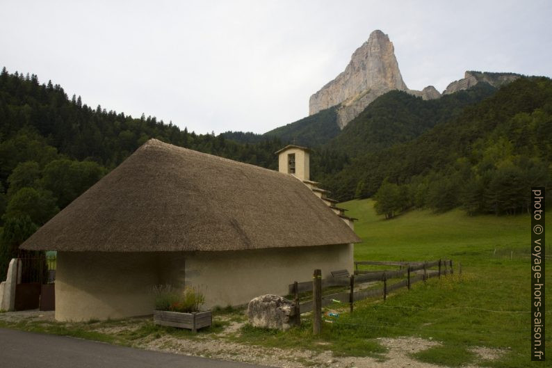 Chapelle St. Saturnin de Trézanne et le Mont Aiguille. Photo © Alex Medwedeff