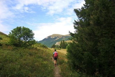 Alex sur le sentier vers le But Saint-Genix. Photo © André M. Winter