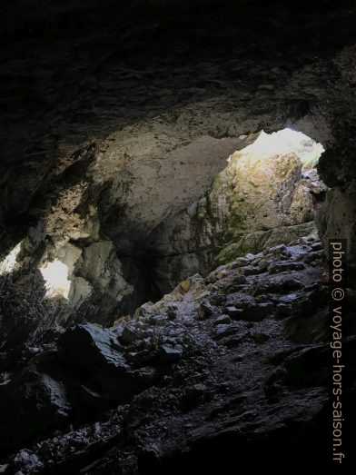 Ouverture est de la Glacière de Font d'Urle. Photo © Alex Medwedeff