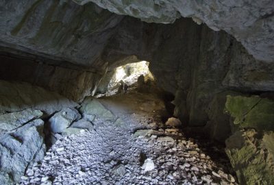 Accès ouest de la Glacière de Font d'Urle. Photo © André M. Winter