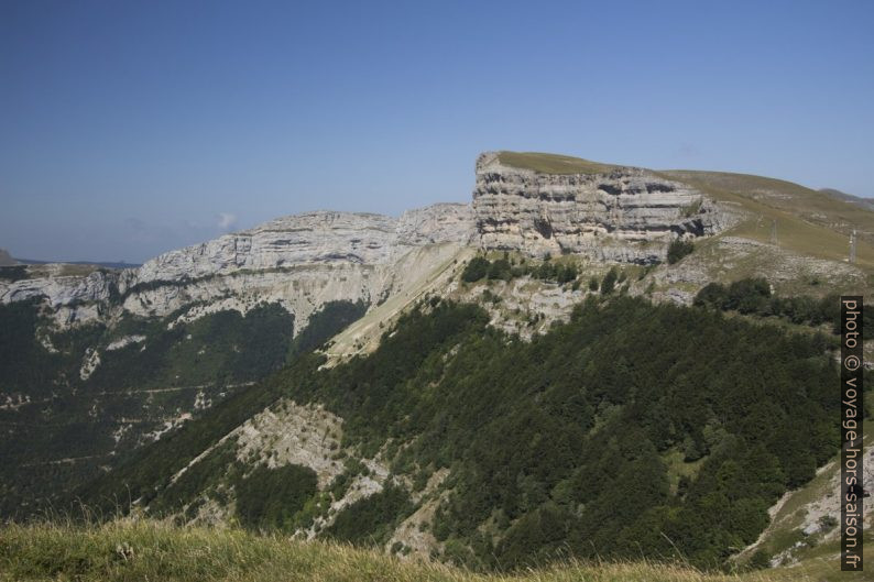 Montagne d'Ambel et la falaise de Font d'Urle. Photo © André M. Winter