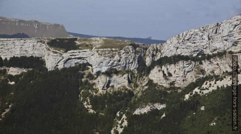 Grotte de la Montagne d'Ambel et le Pas de la Ferrière. Photo © André M. Winter