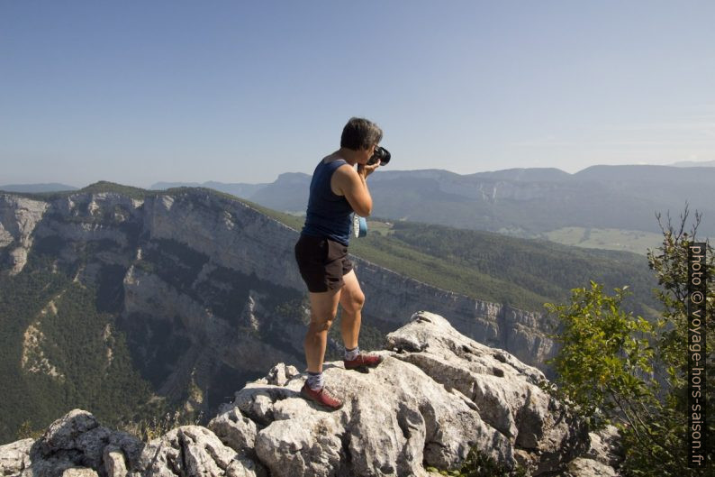 Alex photographie au Belvédère de Revoulat. Photo © André M. Winter