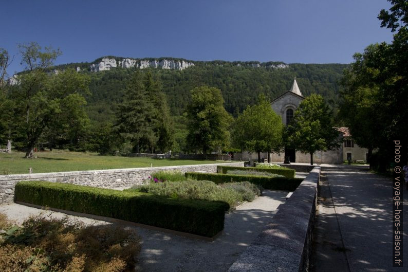 Jardin du parvis de l'église abbatiale de Léoncel. Photo © André M. Winter