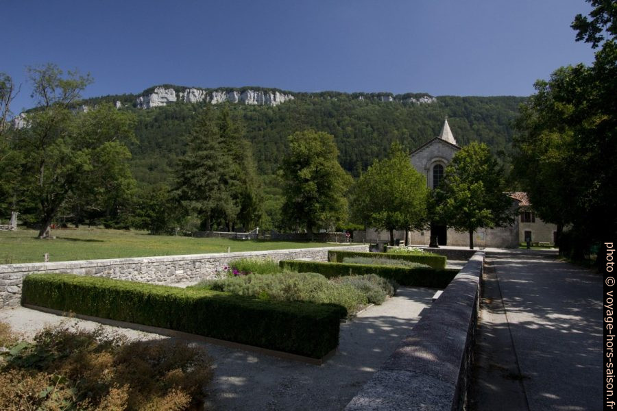 Jardin du parvis de l'église abbatiale de Léoncel. Photo © André M. Winter
