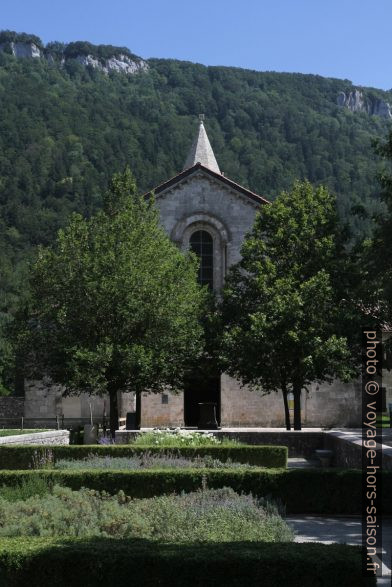 Jardin du parvis de l'église abbatiale de Léoncel. Photo © Alex Medwedeff