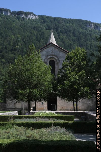 Jardin du parvis de l'église abbatiale de Léoncel. Photo © Alex Medwedeff