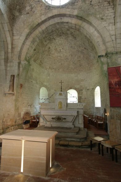 Chœur roman de l'église abbatiale de Léoncel. Photo © André M. Winter