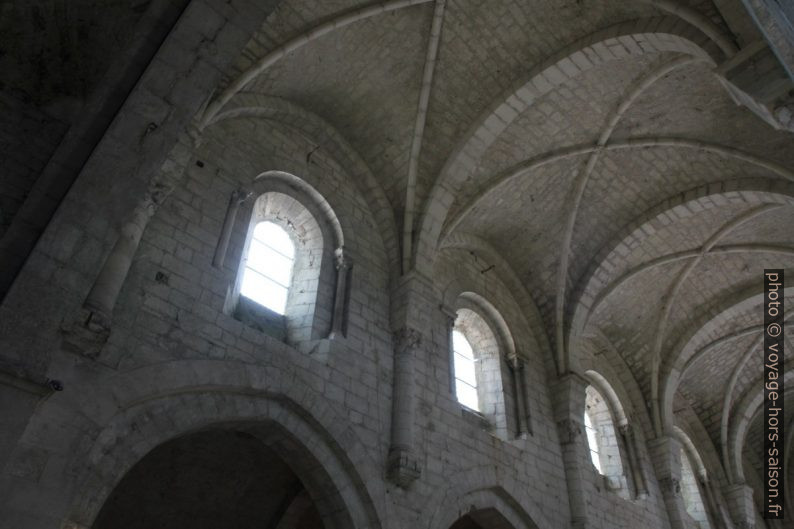 Voûtes de la nef de Léoncel aux élans pré-gothiques. Photo © Alex Medwedeff