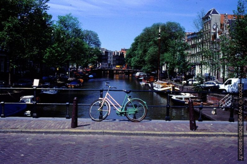 Un vélo coloré sur un pont à Amsterdam. Photo © André M. Winter