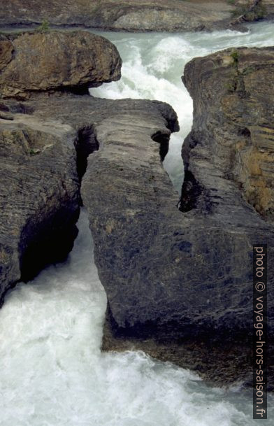 Arc rocheux sur le Kicking Horse River. Photo © André M. Winter