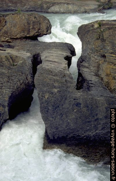 Arc rocheux sur le Kicking Horse River. Photo © André M. Winter