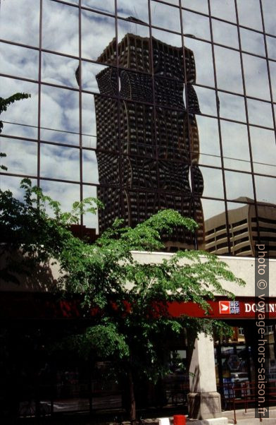 Reflets d'un gratte-ciel dans la downtown de Calgary. Photo © André M. Winter