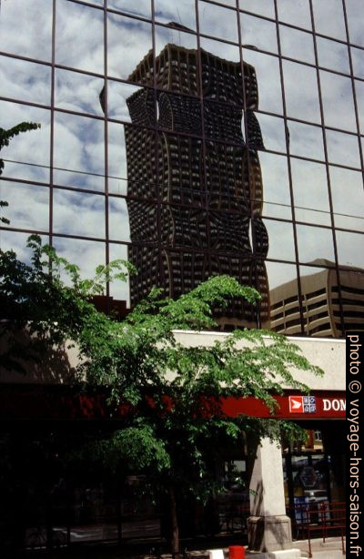 Reflets d'un gratte-ciel dans la downtown de Calgary. Photo © André M. Winter